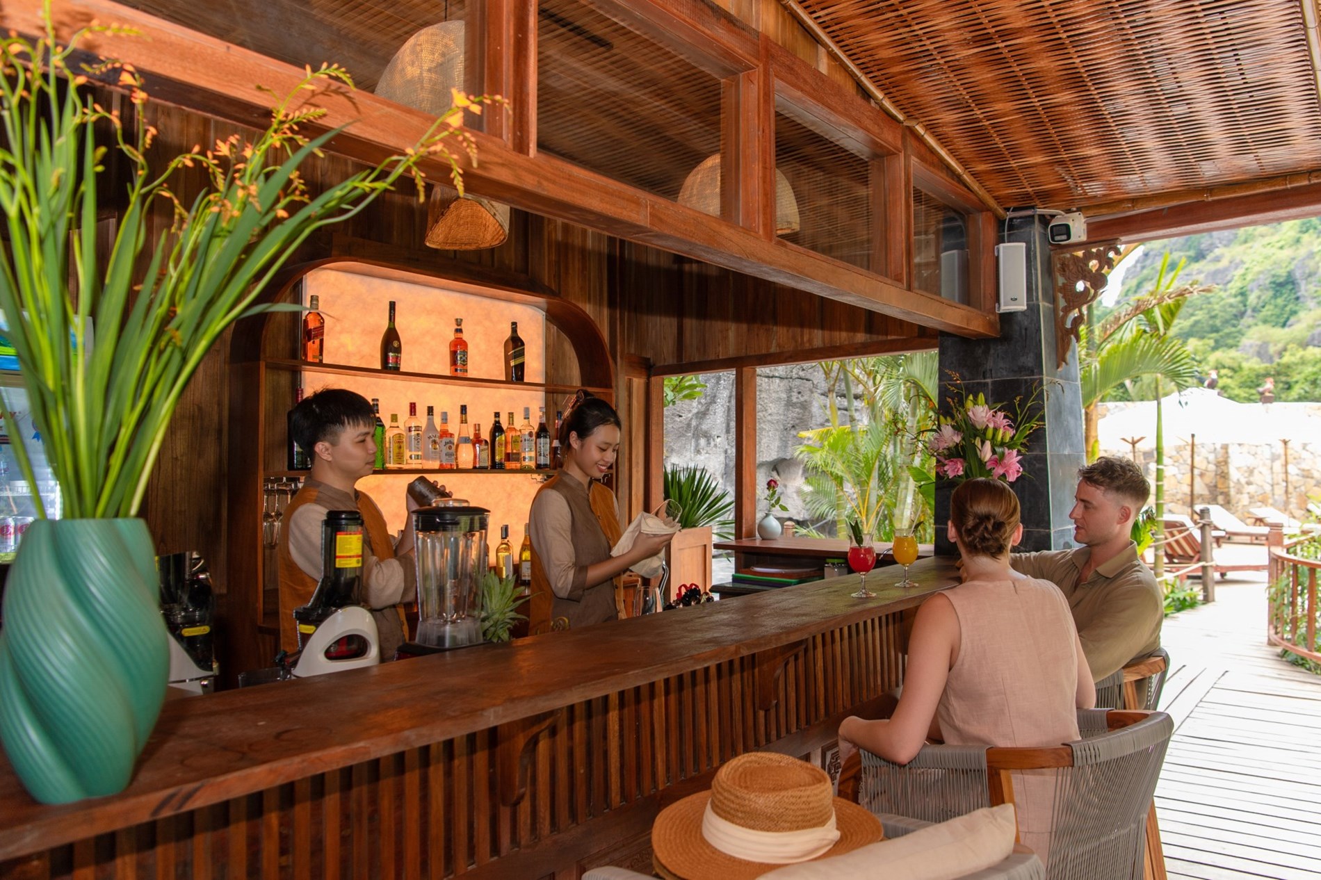 The Horizon Pool Bar