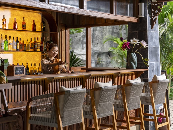 Bar & Lễ tân